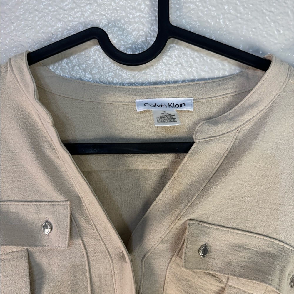 Banded Collar Pocket Detail Long Roll-Tab Sleeve Blouse camel tan - Picture 4 of 9